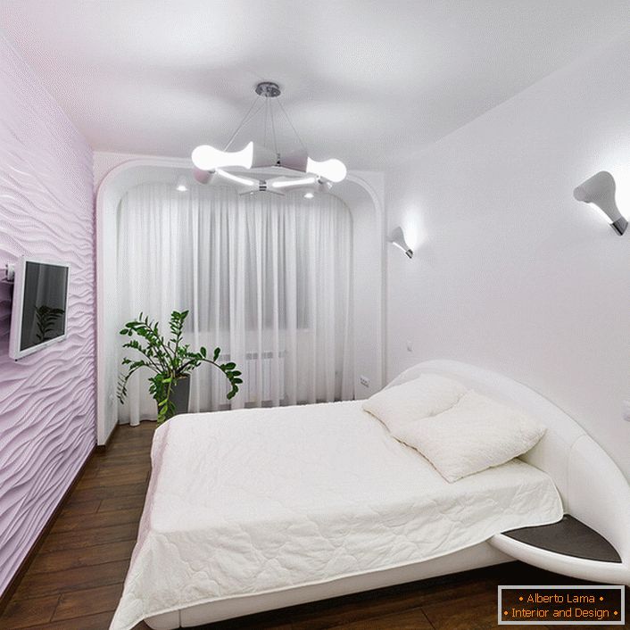 La habitación es de alta tecnología en colores suaves y sin muebles adicionales.