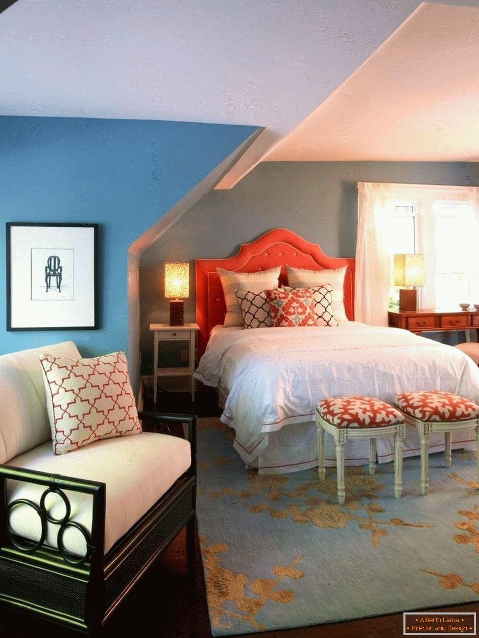 Cabeza de cama roja y paredes azul grisáceas