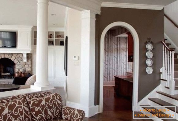 Interior de la casa en combinación de colores blanco y marrón
