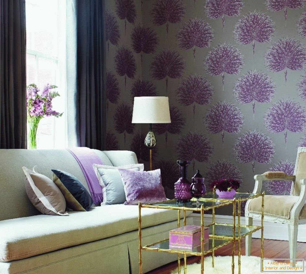 Sala de estar con detalles de color púrpura