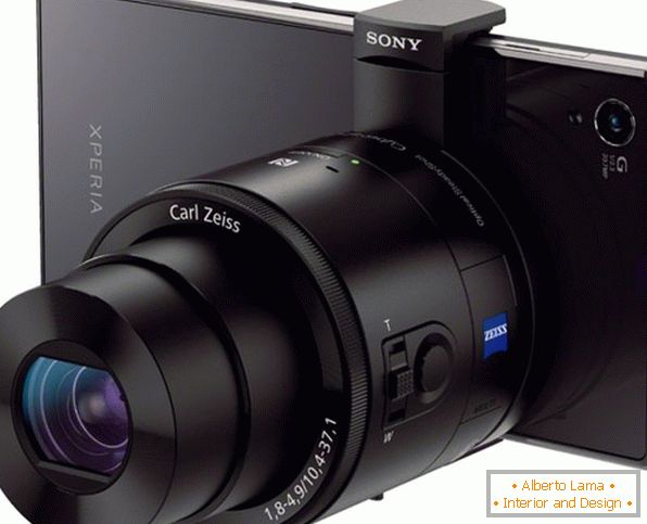 Lente Sony Cyber-shot QX en el teléfono inteligente