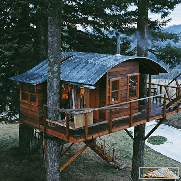 Casa en el árbol con tus propias manos с покатой крышей