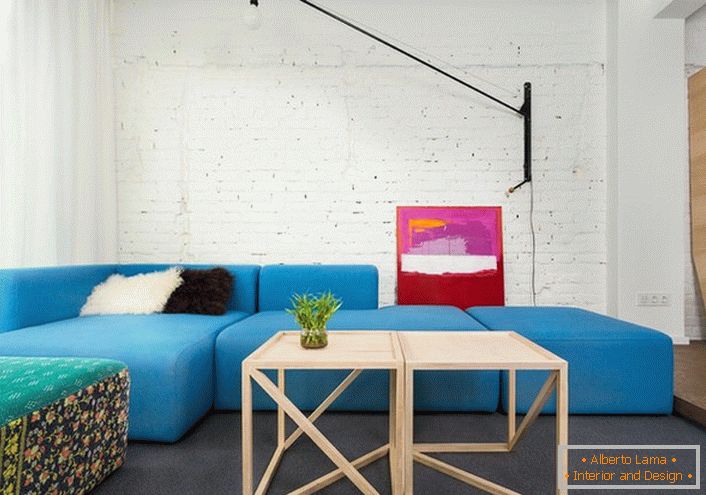 Una solución inusual para el estilo escandinavo es el mobiliario suave de un rico color azul