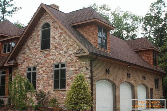Foto de la fachada de la casa con diferentes materiales de revestimiento