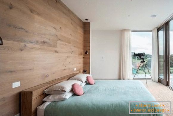 Decorar las paredes con un árbol - una foto de un dormitorio moderno