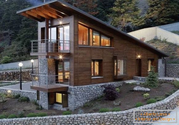 Una casa de madera de dos pisos y un sótano de piedra en la foto