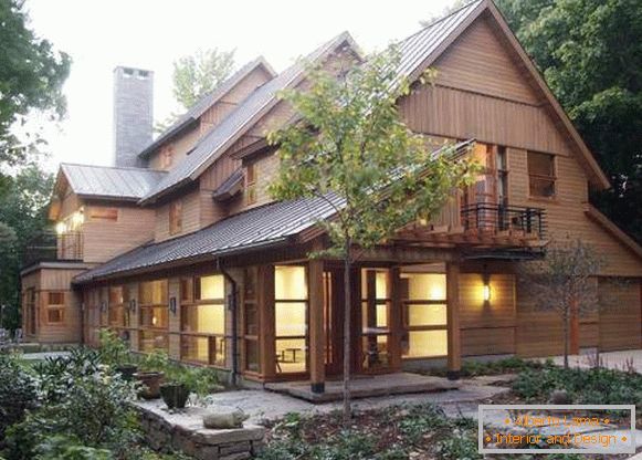Gran casa de madera - foto exterior con revestimiento