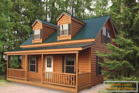 Casas de madera pintadas - foto con un techo verde