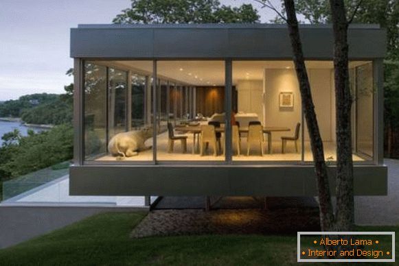 Casa privada moderna con paredes transparentes