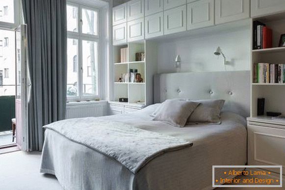 dormitorio blanco de estilo moderno con muebles incorporados