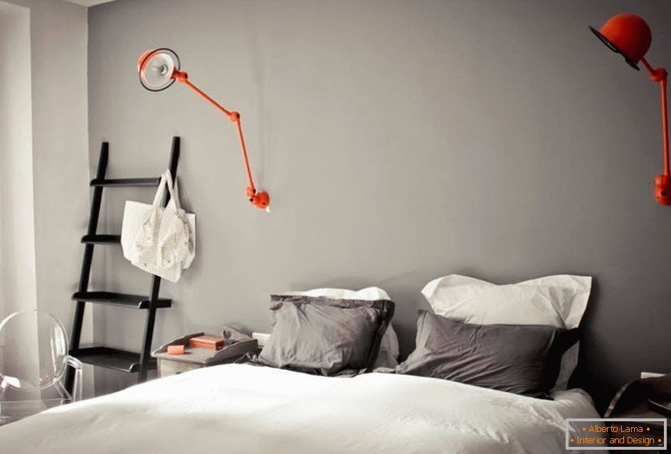 Lámparas inusuales sobre la cama