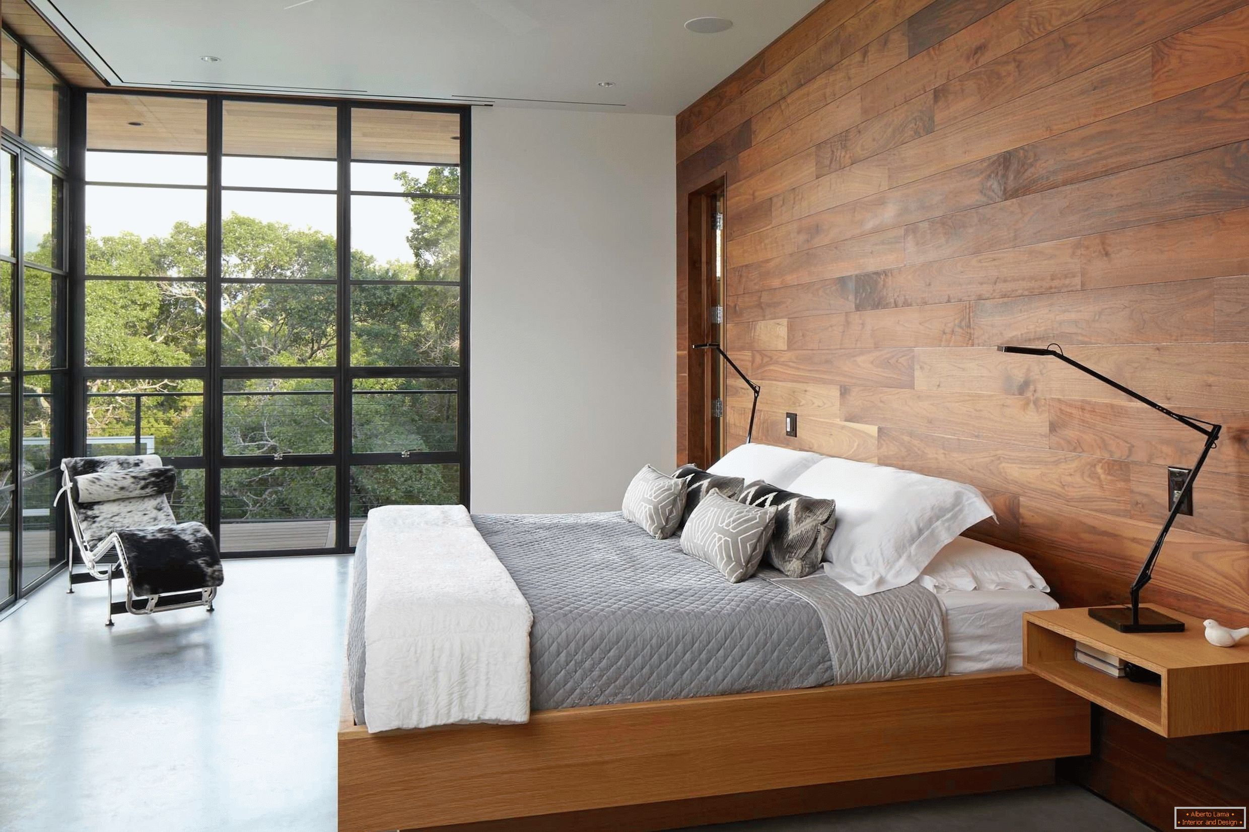 Dormitorio con moldura de madera