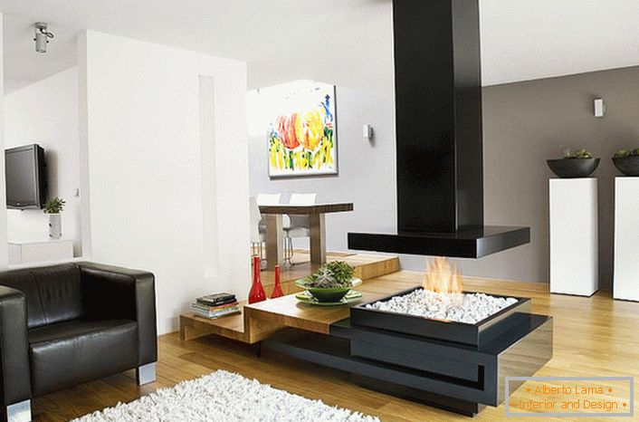 Una moderna y elegante chimenea de alta tecnología divide la sala de estar y el comedor en una amplia sala de estar.