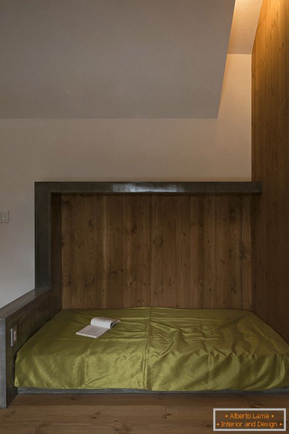 Durmiente en una pequeña casa moderna