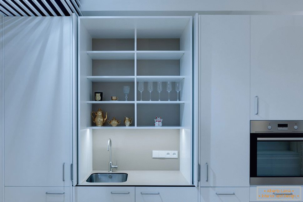 Diseño moderno de un apartamento pequeño: un grifo y un fregadero