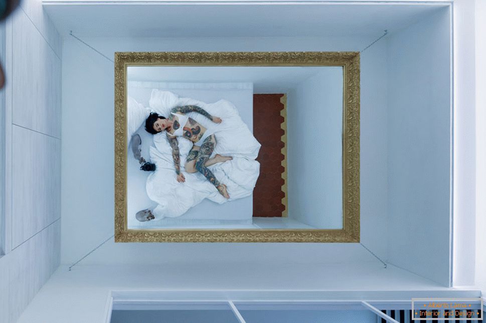 Diseño moderno de un pequeño apartamento: un espejo en el techo