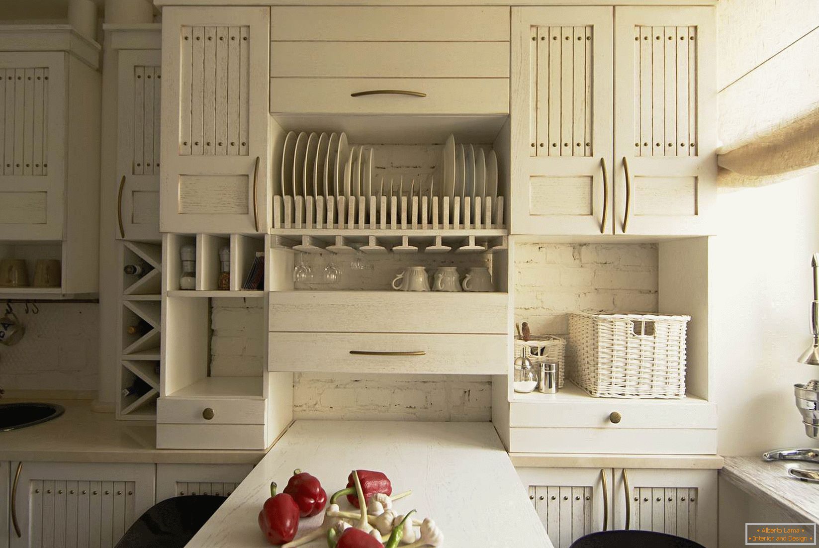 Muebles blancos en una pequeña cocina