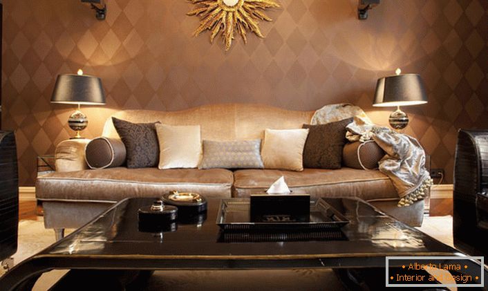Lujosa sala de estar en el estilo de Art Deco con iluminación correctamente seleccionada. Los elegantes muebles están decorados con una especie de detalle decorativo que se asemeja al sol. 