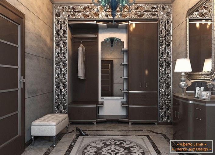 El pasillo en el estilo de art deco en colores oscuros está diseñado de acuerdo con un proyecto de diseño competente diseñado para el hogar de un empresario español. 