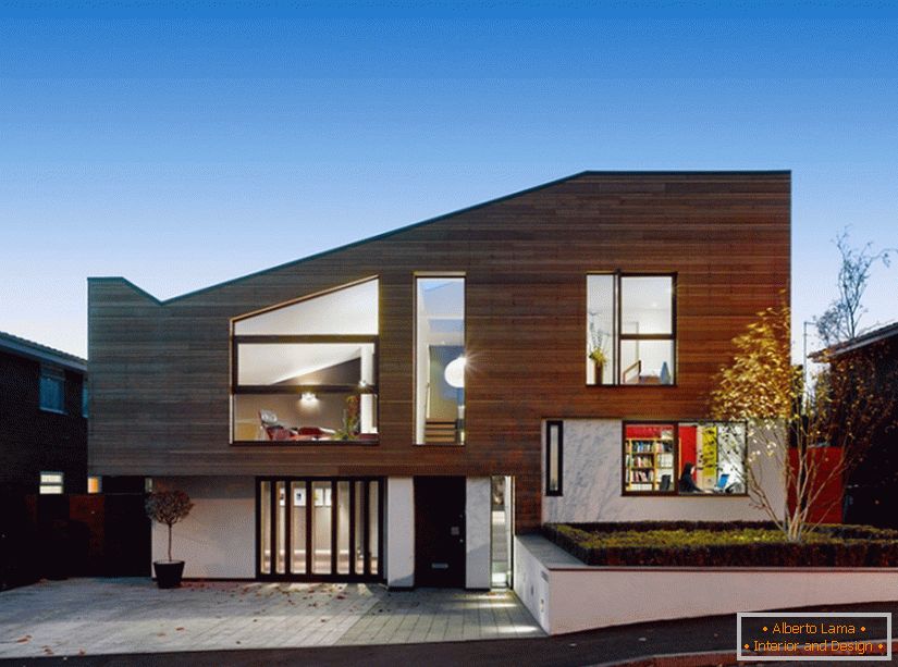 Una casa cálida moderna con una fachada exterior del estudio Stephenson ISA