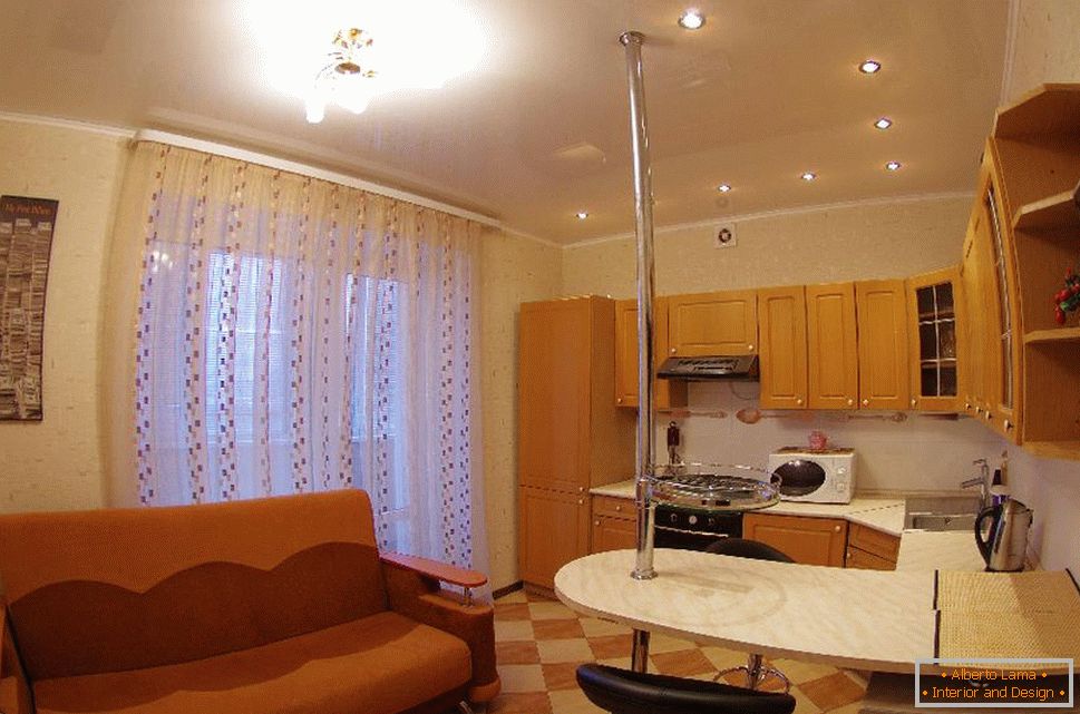 Interior de la habitación en el albergue en un esquema de color claro