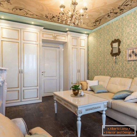 Elegante diseño de la sala en un departamento con mobiliario y muebles clásicos