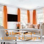 Cortinas naranjas en la luminosa sala de estar
