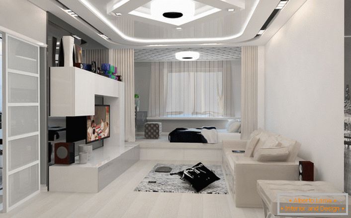 La sala de estar en el estilo de alta tecnología se asemeja a un cine familiar, donde es conveniente pasar una tarde libre con familiares o amigos. 