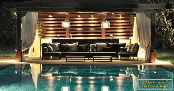 Arbor en el estilo de alta tecnología junto a la piscina - descanso cómodo en un interior moderno.