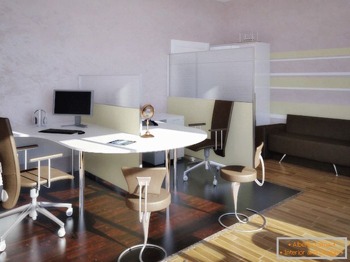 La elegante oficina de alta tecnología es notable por su diseño inusualmente moderado y silencioso, que favorece el trabajo fructífero.