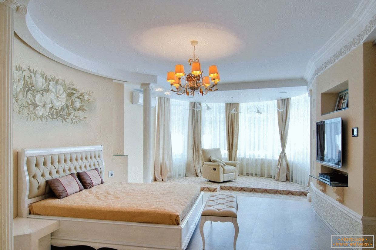 Dormitorio en un estilo clásico en una casa privada