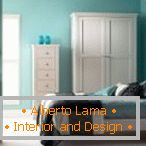 La combinación de paredes color turquesa y muebles blancos en el dormitorio