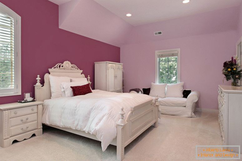 Dormitorio rosa de niña en casa suburbana de lujo