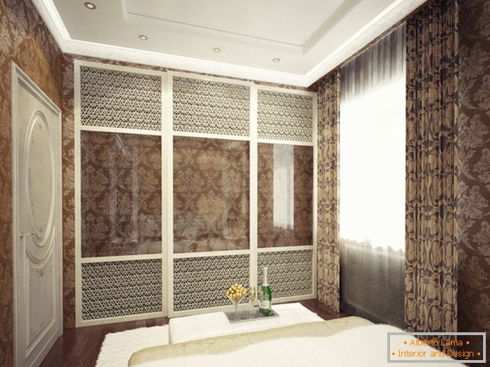 Los muebles de dormitorio en el estilo Art Deco deben ser espaciosos, funcionales y atractivos. Un elegante vestidor con puertas brillantes es una opción de interior ideal en esta dirección estilística.