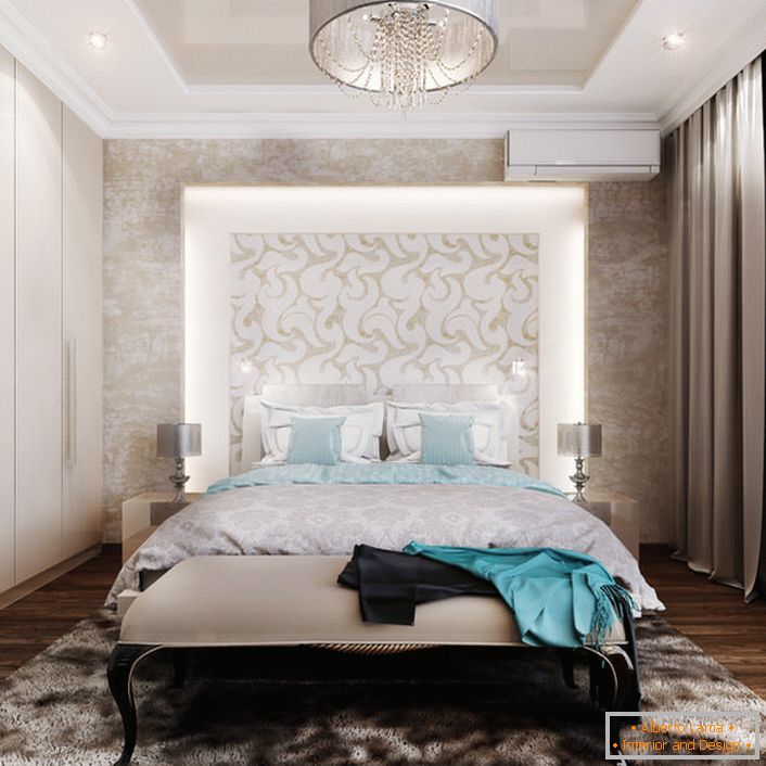 Un concepto de diseño sutil es un panel decorativo e iluminado en la cabecera de la cama. Una gran solución para que los fanáticos lean antes de acostarse.