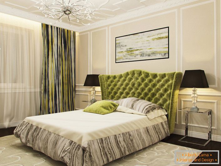Un dormitorio de pequeñas dimensiones también se puede decorar en un estilo art deco. Modelado del techo utilizado moldura. La mirada se ve atraída por el contraste de oliva oscuro y beige.