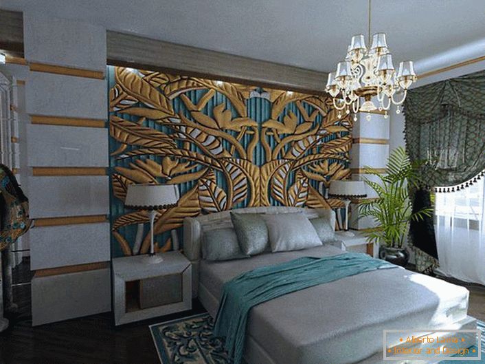 Un elegante, exclusivo panel de oro esmeralda en la cabecera de la cama se combina con los elementos de la decoración de la habitación. Dormitorio en el estilo de los apartamentos art deco-royal en un apartamento normal.