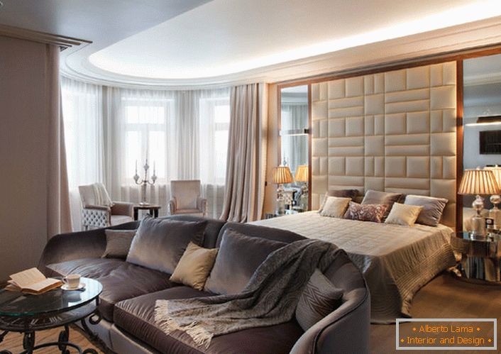 Un espacioso dormitorio de estilo Art Deco en un apartamento de la ciudad común en Moscú.