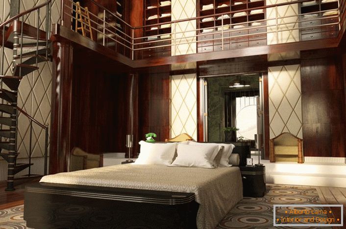 El dormitorio con techos altos está decorado con bastante eficacia. El espacio está organizado de manera funcional y simple. Una escalera de caracol conduce a un impresionante armario.