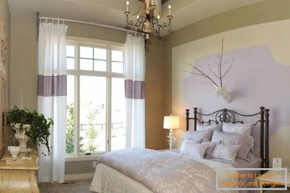 Cortinas de luz en el dormitorio en el estilo de la Provenza en color blanco y lila