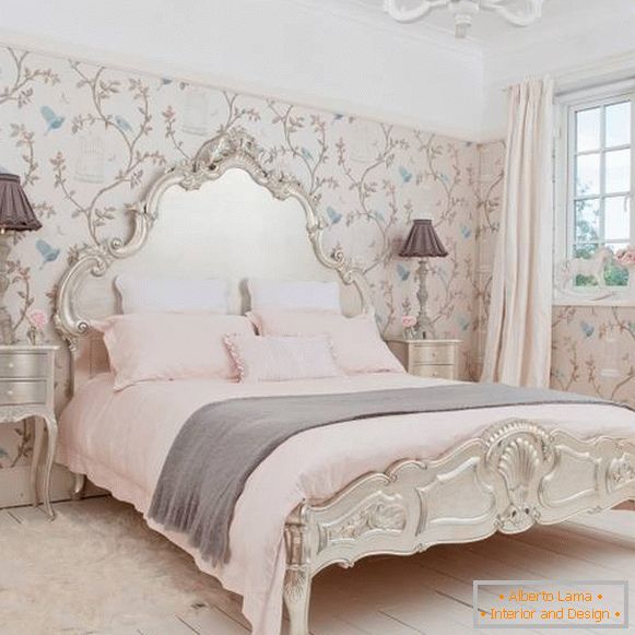 Cómo elegir cortinas y papel tapiz en el estilo de la Provenza para un dormitorio - foto