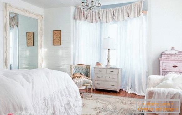 Muebles y decoración en el estilo de la elegancia cheby en el interior de la habitación