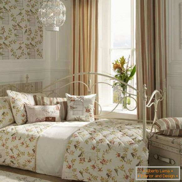 El elegante diseño de la habitación es elegante y elegante con un sofá de hierro forjado