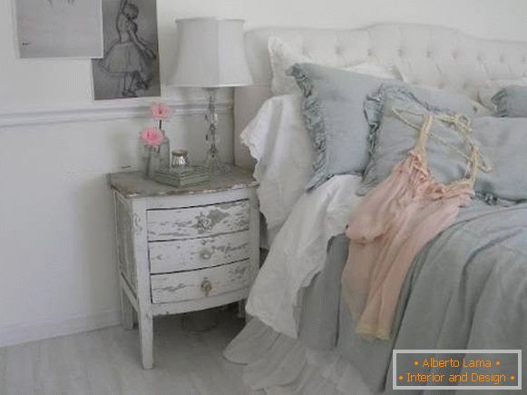 Dormitorio en el estilo del cheby chic en gris, rosa y blanco
