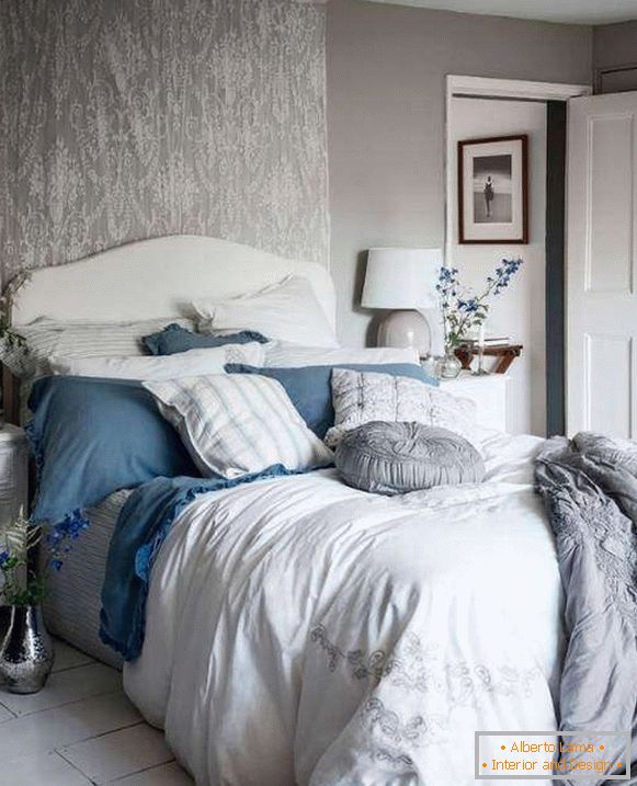 Dormitorio Shebbie chic con paredes grises, decoración blanca y azul