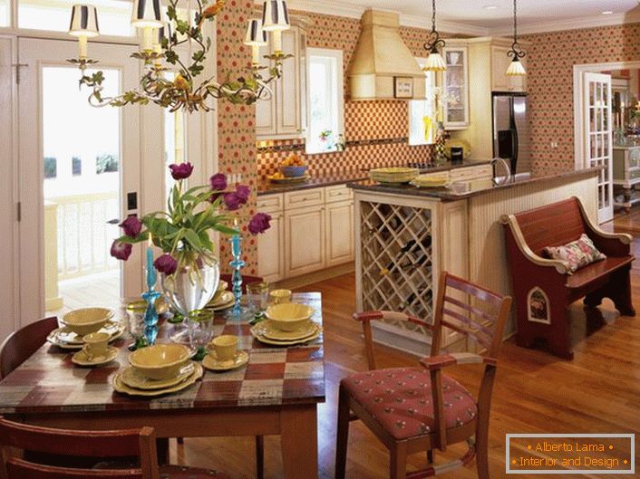 El estilo campestre es ideal si se trata de decorar el espacio de la cocina. Una pequeña cocina en una casa de campo en el estilo campestre es un excelente lugar para cálidas reuniones familiares.