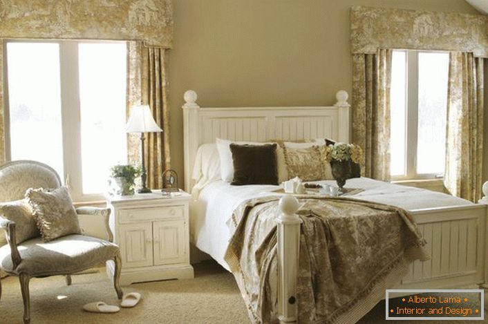 Un dormitorio suave para los huéspedes en estilo rústico en una casa de campo en una de las provincias de Francia. El ejemplo correcto de la selección de muebles para colocar en este estilo.