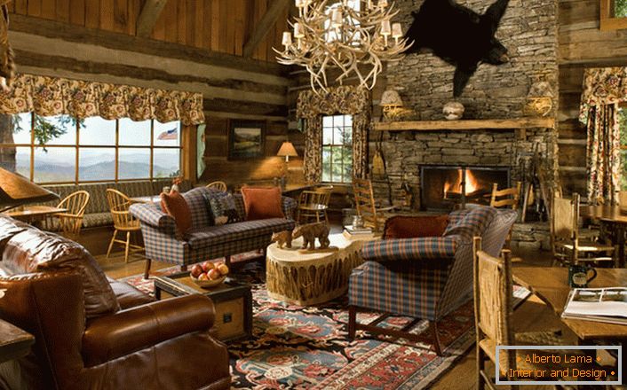 Sala de estar en una casa de caza en estilo rústico. El estilo se caracteriza por una ligera negligencia en el diseño. 