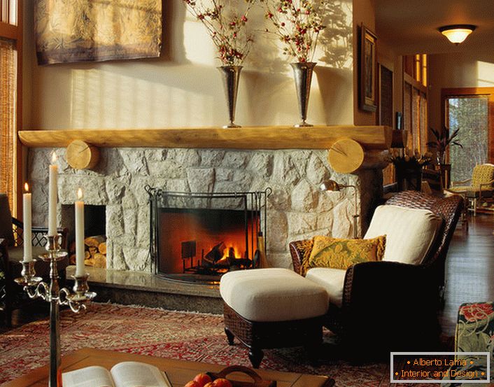 Una acogedora habitación de huéspedes de gestión familiar en estilo rústico con chimenea de piedra natural.