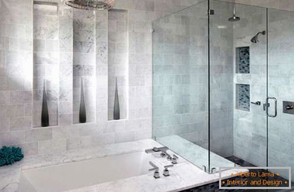 Puerta de cristal simple en la ducha - foto en el baño